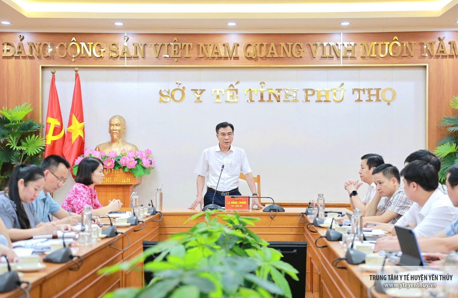 TS. Lê Hồng Trung - Tỉnh uỷ viên, Giám đốc Sở Y tế dự và chỉ đạo cuộc họp.