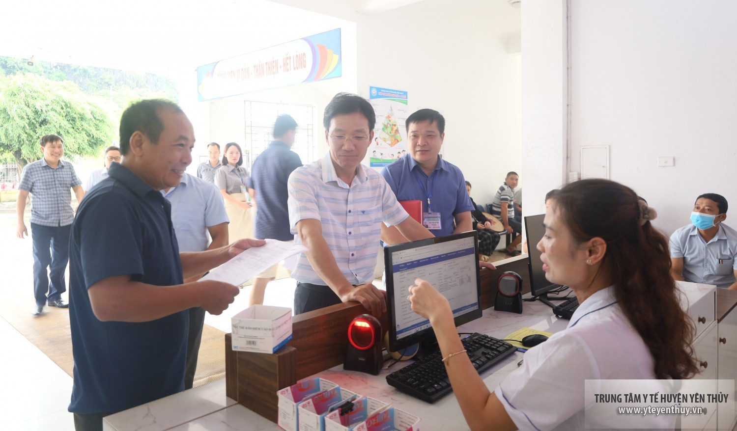 Ông Bùi Anh Tuấn - Bí thư Đảng ủy xã Yên Thủy, Phú Thọ thăm TTYT khu vực Yên Thủy