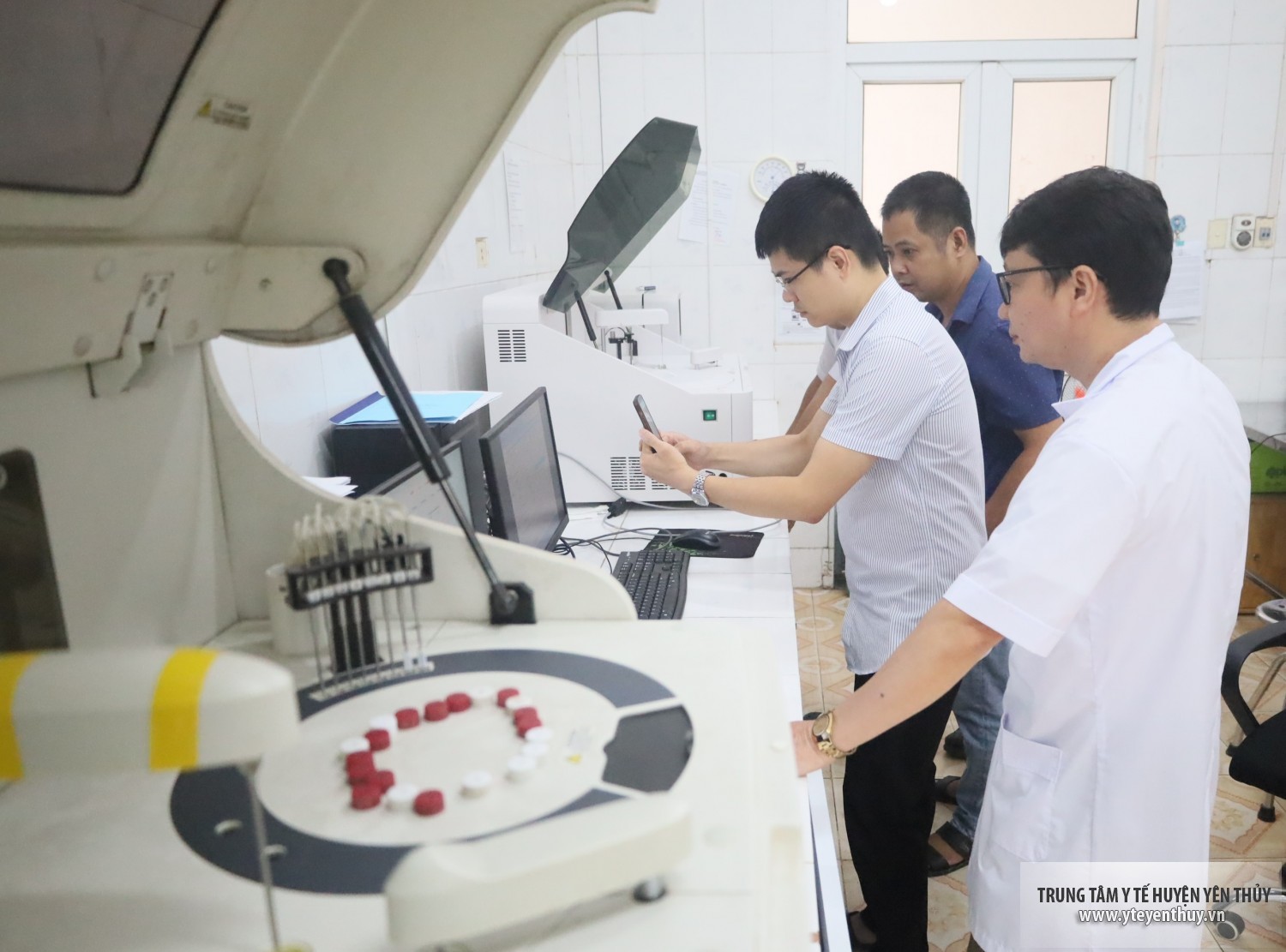 Cán bộ VNPT (Phú Thọ) hướng dẫn, triển khai bệnh án điện tử tại đơn vị.