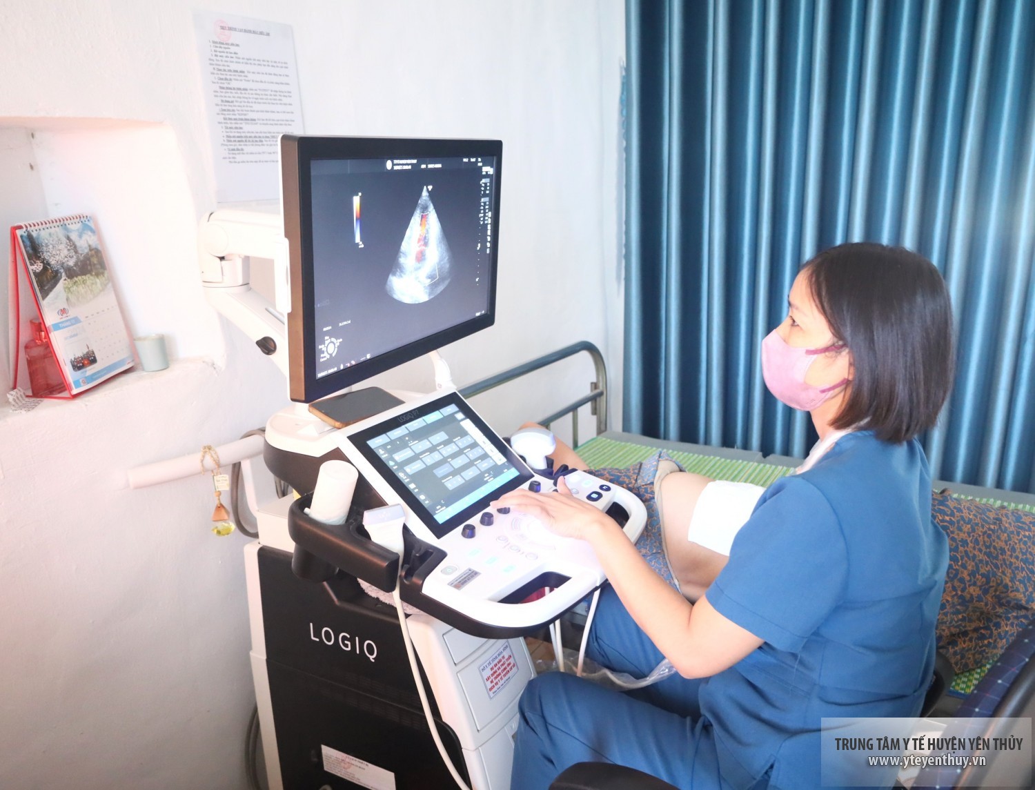 BSCKI Bùi Thu Giang - Phó trưởng khoa Xét nghiệm và chẩn đoán hình ảnh, TTYT khu vực Yên Thủy thực hiện KT siêu âm tim cho người bệnh