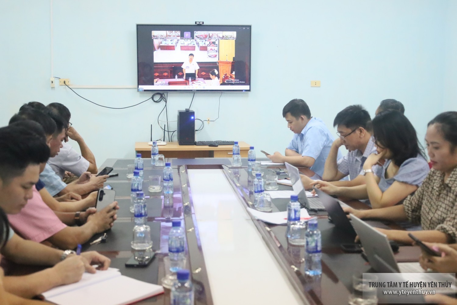 Các đại biểu tham dự Hội nghị tai điểm cầu TTYT khu vực Yên Thủy
