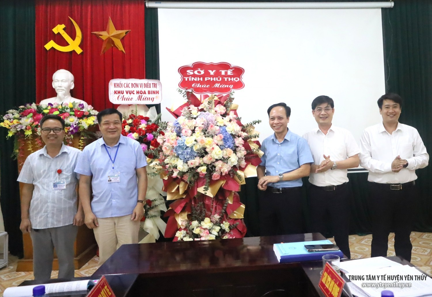 Thạc sỹ BSCKII Nguyễn Đắc Ca - Phó giám đốc Sở Y tế tỉnh Phú Thọ và lãnh đạo các phòng chuyên môn thuộc Sở Y tế tặng hoa chúc mừng TTYT khu vực Yên Thủy