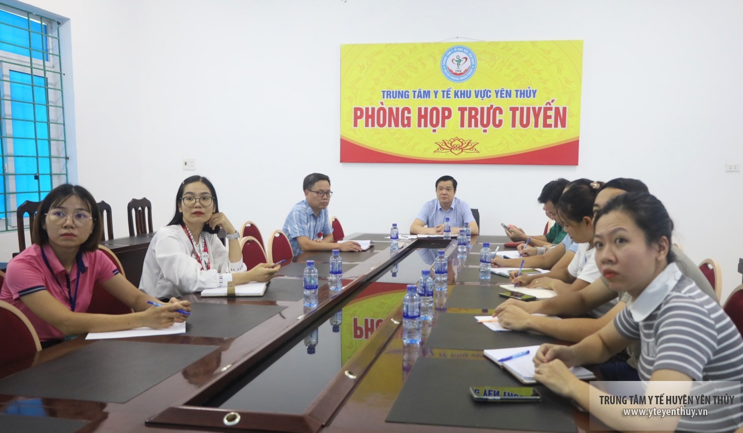Ban Giám đốc và các khoa phòng tham dự Hội nghị tại điểm cầu TTYT khu vực Yên Thủy