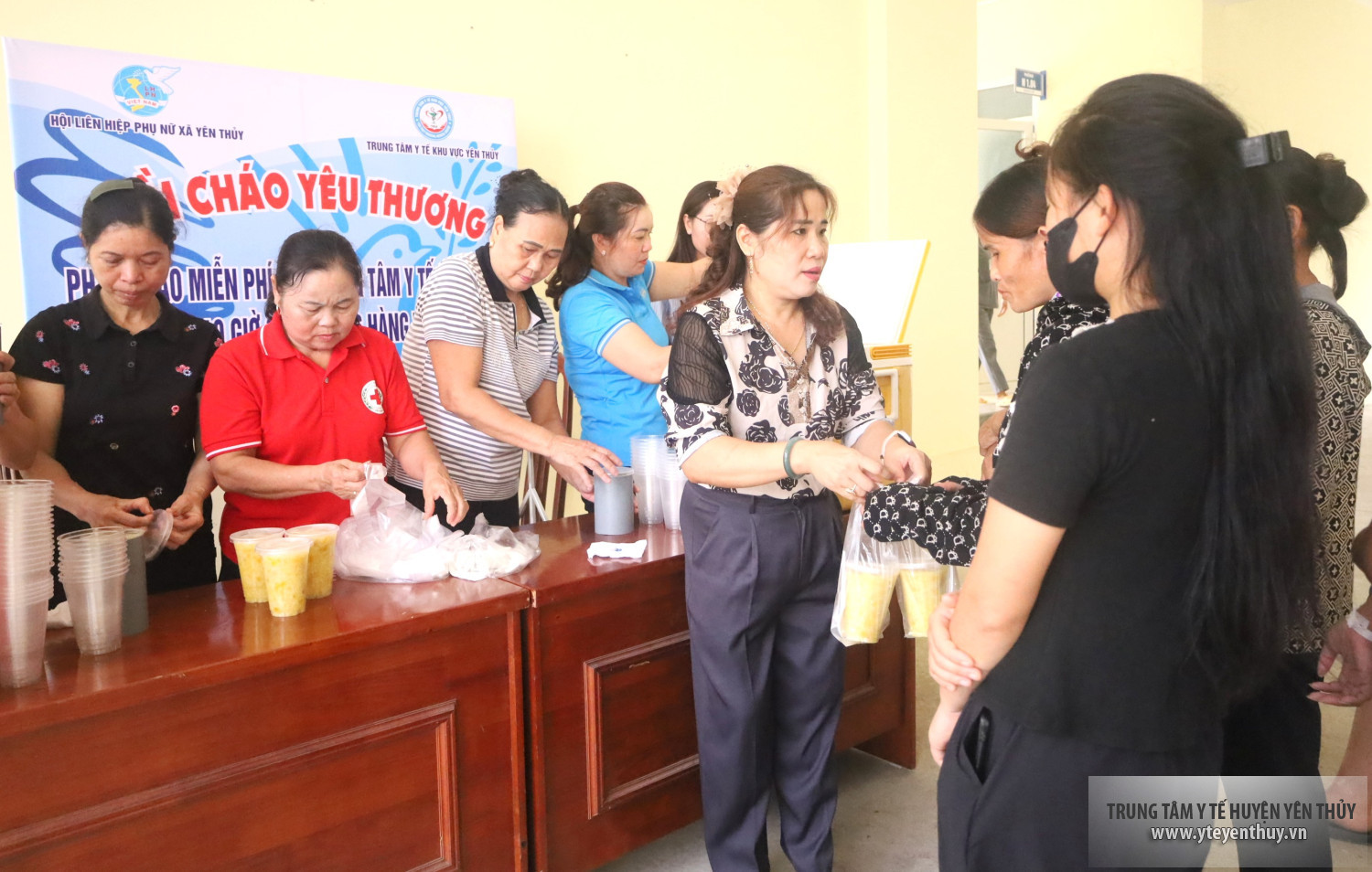 Phát cháo miễn phí cho bệnh nhân đang điều trị tại TTYT khu vực Yên Thủy
