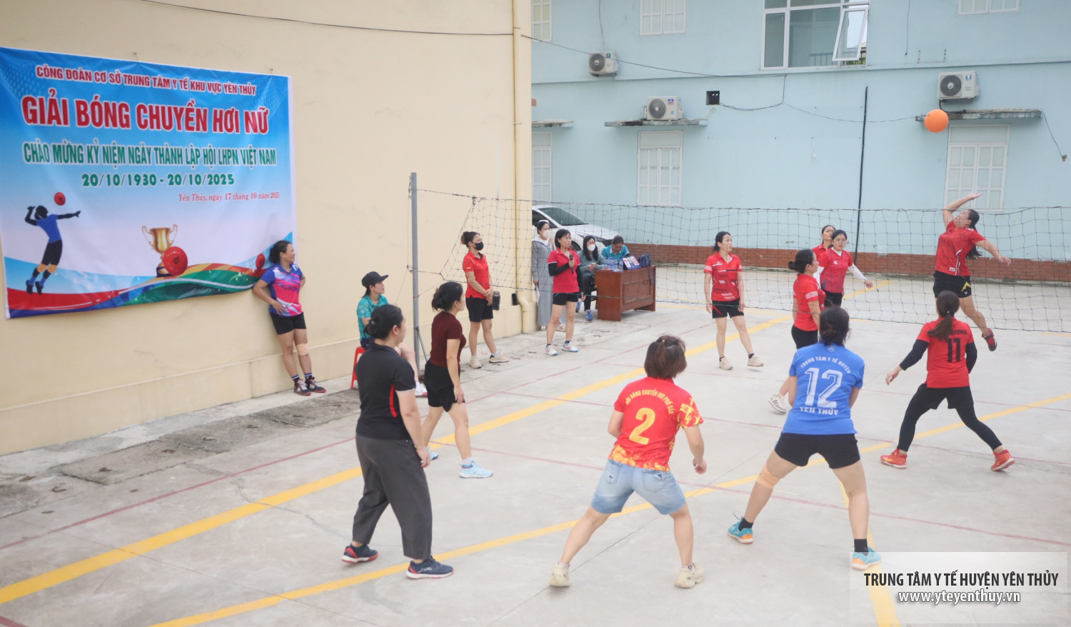 Các đội tham gia giải bóng chuyền hơi nữ do CĐCS TTYT khu vực Yên Thủy tổ chức
