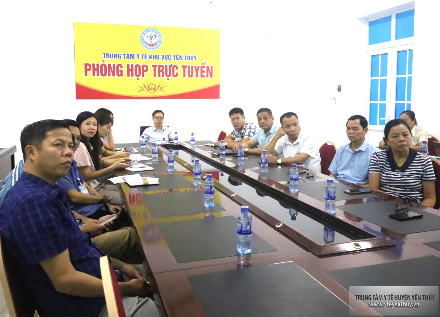 Các đại biểu tham dự HN tại điểm cầu TTYT khu vực Yên Thủy