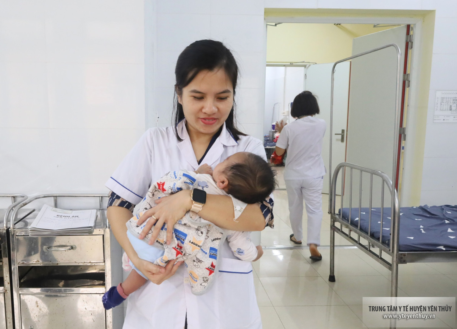 Điều dưỡng Quách Thị Tuyết - Khoa Nhi, TTYT khu vực Yên Thủy chăm sóc BN Nhi